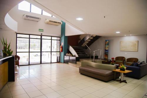 - un salon avec un canapé et un escalier dans l'établissement Praia Mansa -PM - RP, à Fortaleza