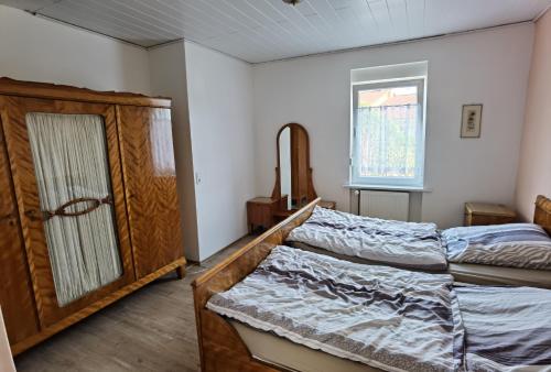 1 dormitorio con 2 camas y vestidor en Ferienwohnung Clauss-Theisohn, en Saarbrücken