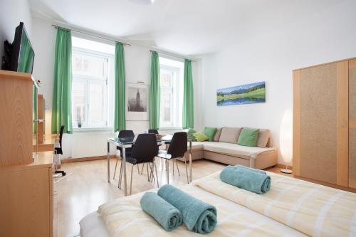 - un salon avec un canapé et une table dans l'établissement GAL Apartments Vienna, à Vienne