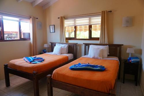 Postel nebo postele na pokoji v ubytování Cariñas Studio Apartments