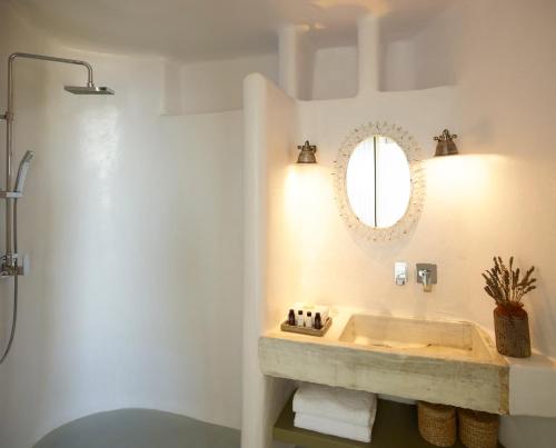 Un baño de Aeolis Tinos Suites