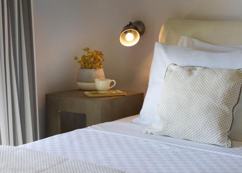 Cama o camas de una habitación en Aeolis Tinos Suites