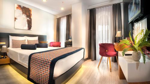 a hotel room with a bed and a table and chairs at Ooda Rooms Kadıköy in Istanbul