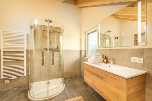 uma casa de banho com um chuveiro e um lavatório. em Seelos - Alpine Easy Flats em Mieming
