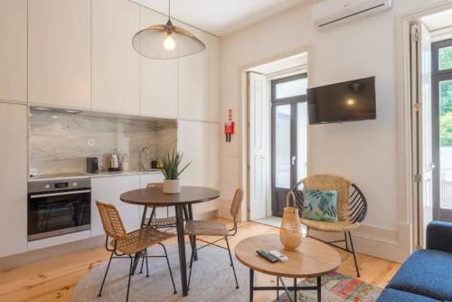 eine Küche und ein Wohnzimmer mit einem Tisch und Stühlen in der Unterkunft Sweety Balcony Porto Center in Porto