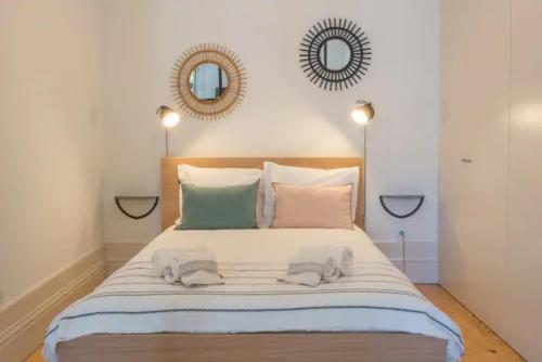 ein Schlafzimmer mit einem großen Bett mit zwei Handtüchern darauf in der Unterkunft Sweety Balcony Porto Center in Porto