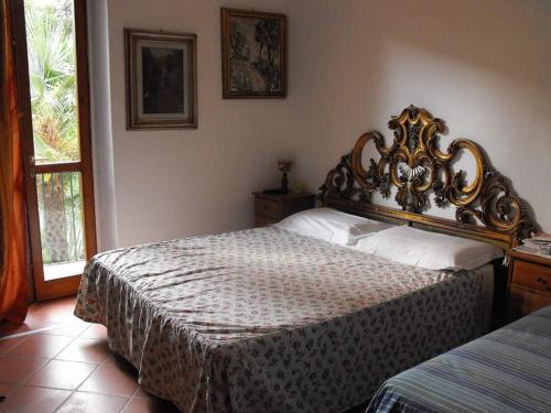 een slaapkamer met een bed met een sierlijk hoofdeinde bij Apartment ninnananna in Florence