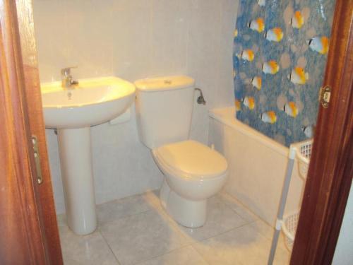 ein Bad mit einem WC und einem Waschbecken in der Unterkunft Apartamento con Vitas al Mar in Miami Platja