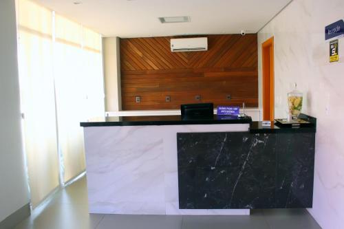 an empty room with a white counter top and a black counter top at Sudoeste Hotel in Goiânia