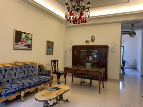 - un salon avec un canapé et une table dans l'établissement 亨泰民宿2-8人包棟, à Chaozhou