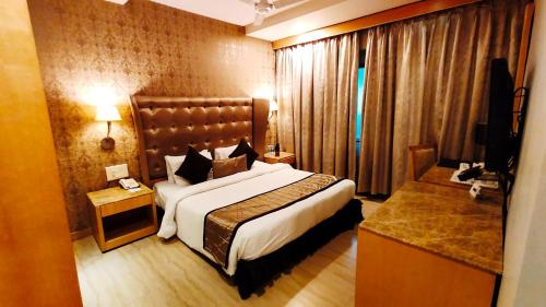 a bedroom with a large bed in a hotel room at Best Western Ashoka in Hyderabad