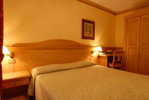 Cama o camas de una habitación en Hotel Alpi - Foza