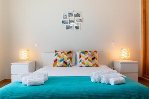 um quarto com uma cama grande e 2 candeeiros em Apartamento 7 Mares com Suite em Sagres