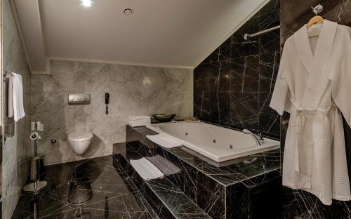 Een badkamer bij Alva Donna Exclusive Hotel & Spa