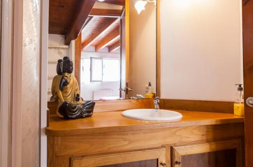 łazienka z umywalką i lustrem w obiekcie Habitaciones Estrella del Norte w mieście Santander