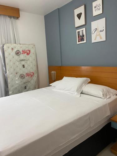 a bedroom with a large bed with white sheets at Flat Boulevard Riviera de São Lourenço - Praia in Riviera de São Lourenço
