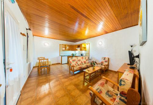 a large living room with a wooden ceiling at Apartamentos Villa María in Los Llanos de Aridane