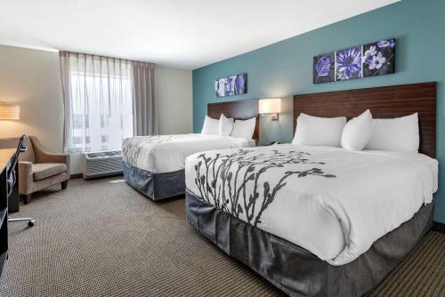 Кровать или кровати в номере Sleep Inn Durango