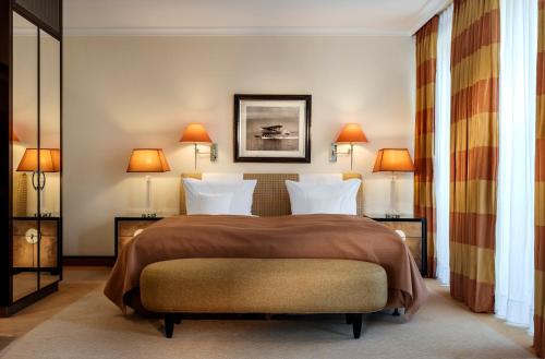 a bedroom with a large bed with two lamps at Parkhotel Bremen – ein Mitglied der Hommage Luxury Hotels Collection in Bremen