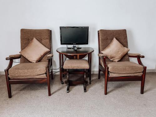 two chairs and a table with a television on it at The Blenheim Buttery in Woodstock