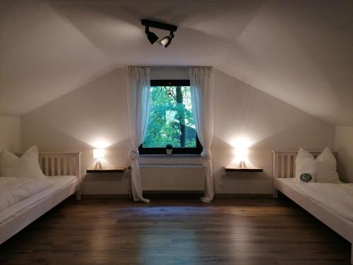 A bed or beds in a room at Ferienhaus Fasanennest