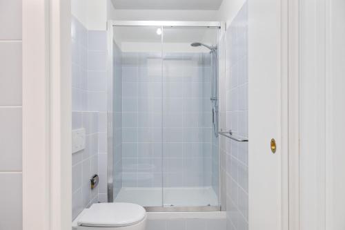 ミラノにあるModernissimo Loft in Porta Romana, a 200m dalla Bocconiのシャワーとトイレ付きの白いバスルーム