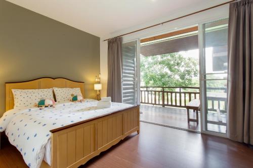 Tempat tidur dalam kamar di Golf View Suite Private Apartment Khao Yai