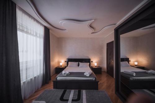 Llit o llits en una habitació de Makos Guest House