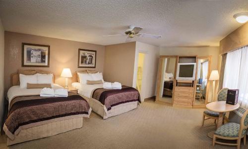 Cama ou camas em um quarto em Twin Peaks Lodge & Hot Springs