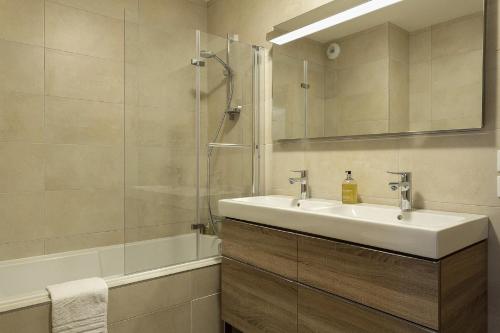 une salle de bain avec un lavabo et une douche dans l'établissement Le Mont Royal - Apt B103 - BO Immobilier - Châtel, à Châtel