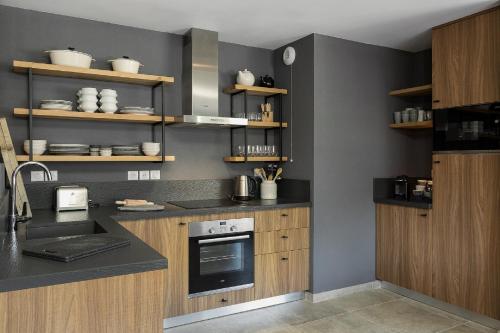 une cuisine avec une cuisinière et un comptoir dans l'établissement Le Mont Royal - Apt B103 - BO Immobilier - Châtel, à Châtel