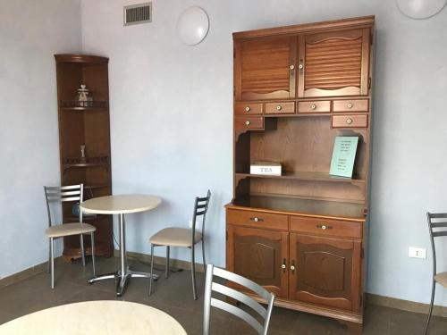 um quarto com uma mesa e um armário de madeira em La Sosta camere & appartamenti em San Felice sul Panaro