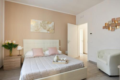 1 dormitorio con 1 cama grande con almohadas rosas en Camere Santa Rita, en Negrar