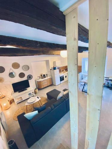 un salon avec un canapé et une table dans l'établissement Le Cosy B, à La Gouesnière