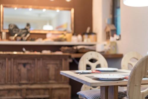 een tafel en stoelen in een kamer met een spiegel bij Gästehaus Brugger Martin in Sölden