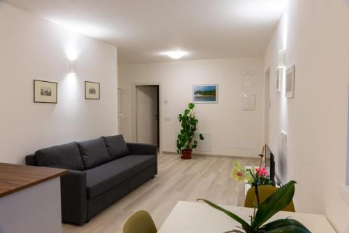 a living room with a couch and a table at Casa vacanza FIUME in Pietramurata