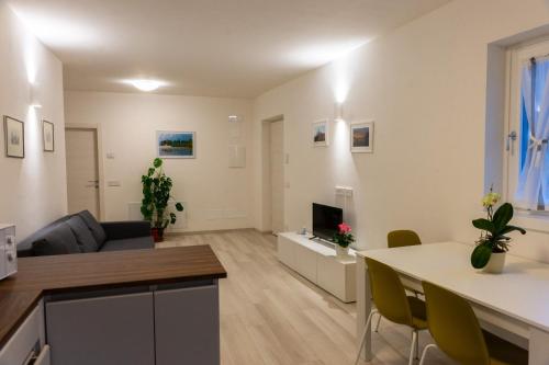 a living room with a couch and a table at Casa vacanza FIUME in Pietramurata