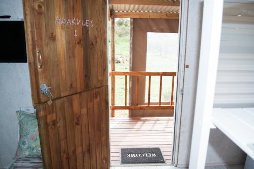 una puerta abierta a un porche de una casa en Brakvlei, en Albertinia