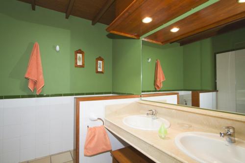 A bathroom at Charming Lanzarote Villa Casa Tingu 3 Bedrooms Heated Private Pool Centre Of Resort Puerto Del Carmen