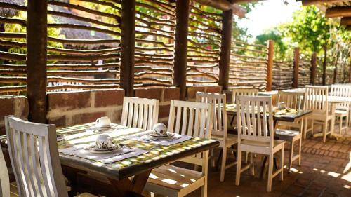 un tavolo e delle sedie seduti su un patio di Kanaloa Pousada a Jericoacoara