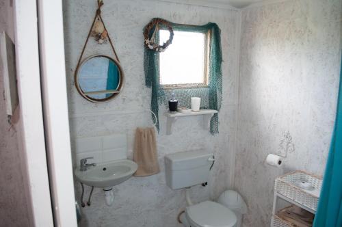 y baño con lavabo, aseo y espejo. en Brakvlei 2, en Albertinia