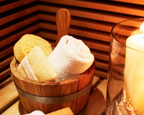 a wooden basket filled with white towels on a table at Fuchsbau Romantik Hotel & SPA Restaurant & FOX Bar in Timmendorfer Strand