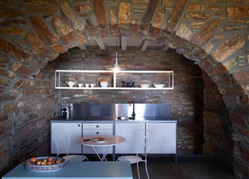 Una cocina o zona de cocina en Aeolis Tinos Suites