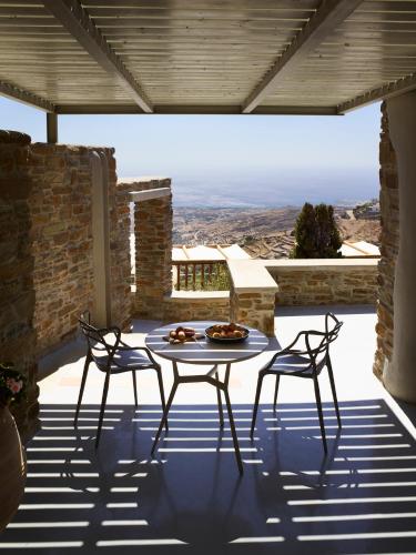 Un balcón o terraza de Aeolis Tinos Suites