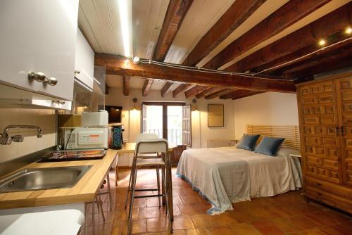 una cocina y un dormitorio con una cama en una habitación en CuencaLoft Alojamientos Solla, en Cuenca