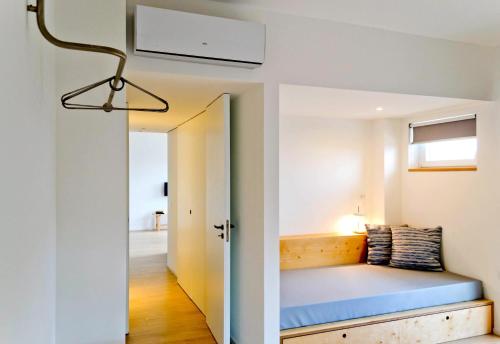 Habitación pequeña con cama y ventana en Bite - Bike and Kite Accommodations, en Trapani