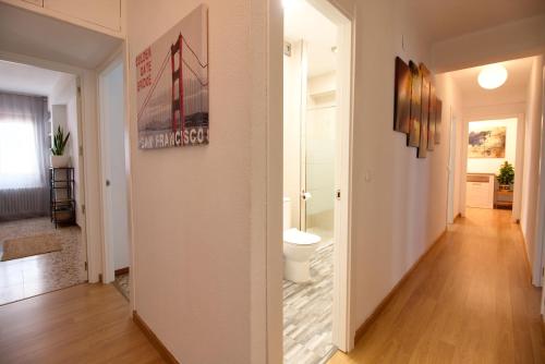 un couloir avec une chambre dotée de toilettes. dans l'établissement Cuencaloft paseo del Huecar, à Cuenca