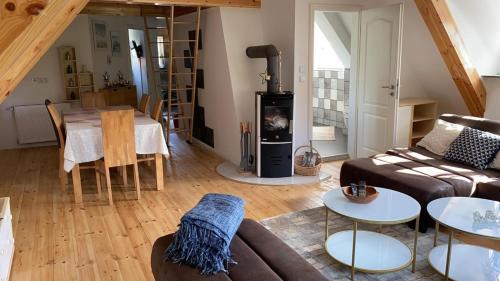 ein Wohnzimmer mit einem Sofa und einem Tisch in der Unterkunft Gästehaus Kamminke in Kamminke