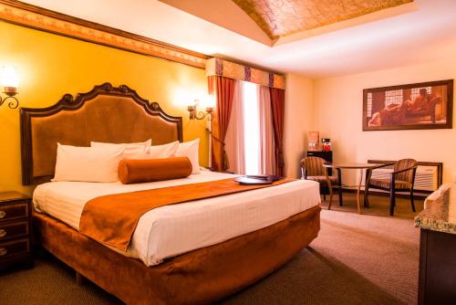 ein Schlafzimmer mit einem großen Bett in einem Zimmer in der Unterkunft Hotel María Bonita Consulado Americano in Ciudad Juárez