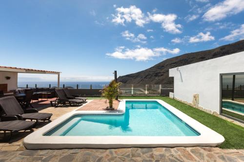 una piscina sul tetto di una casa di JVG VILLAS - Villa Joval a Güímar